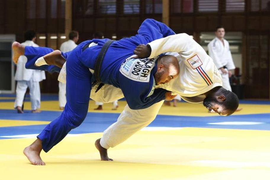 Il campione di judoTeddy Riner (a destra) si allena nella palestra dell&#39;Istituto nazionale di sport ed educazione fisica, a Parigi (Afp)